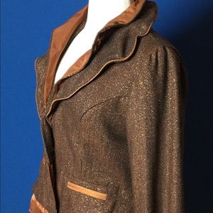 Ladies tweed 2 piece suite.